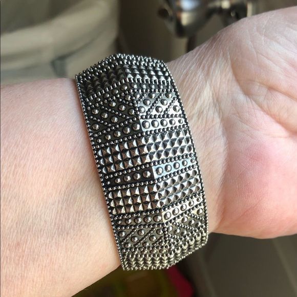 Silver tone texture design bracelet Sz 7.5 - Picture 10 of 10